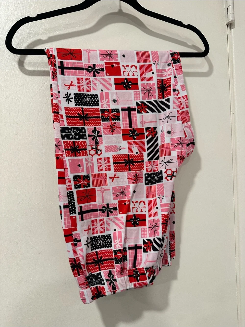 kate spade Pink, Red & Black Gift Box Print Long Sleeve Pajama Set. Size M